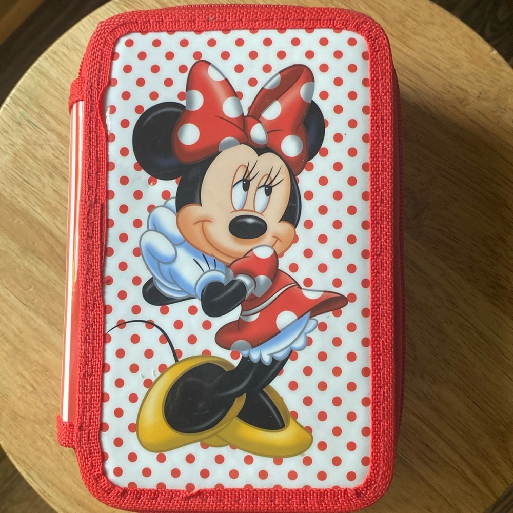 Like New!  Disney Minnie Mouse art set